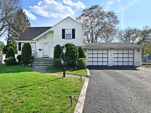 82 Arnot Pl, Paramus, NJ 07652