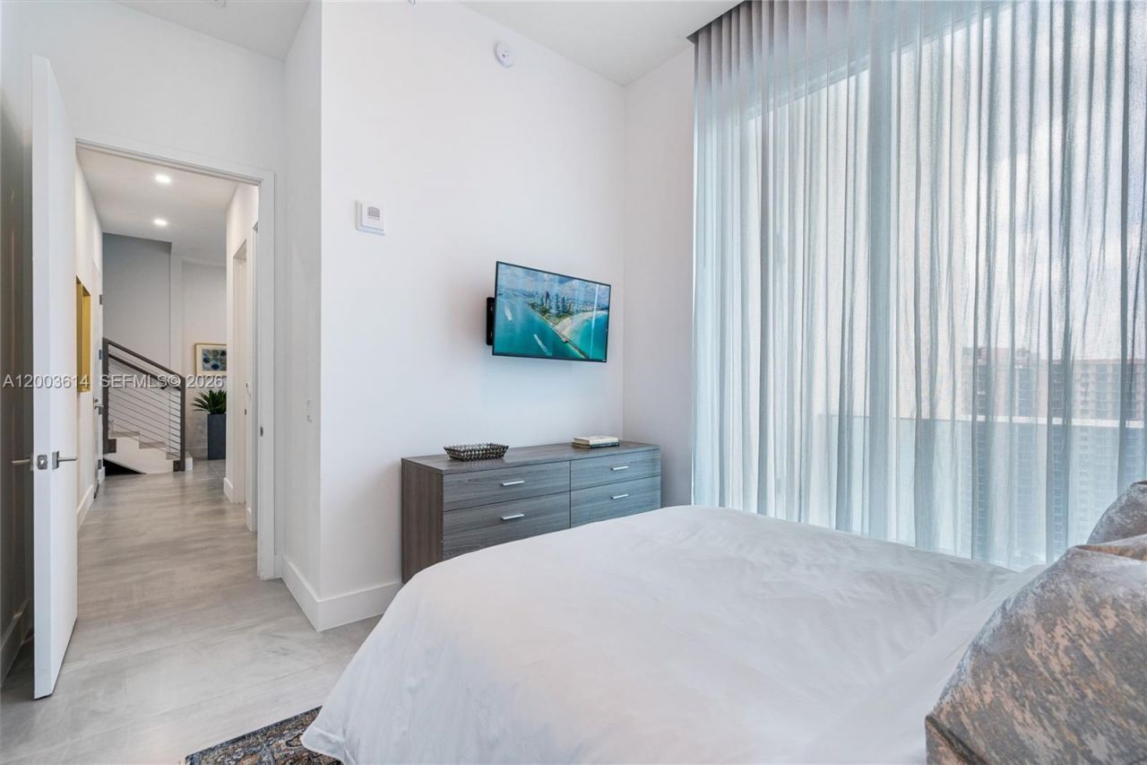 17550 Collins Ave , Unit PH1, Sunny Isles Beach, FL 33160 Photo
