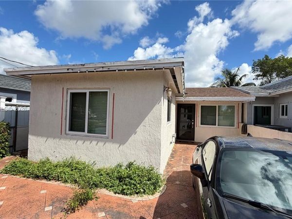 839 W 77th St , Hialeah, FL 33014