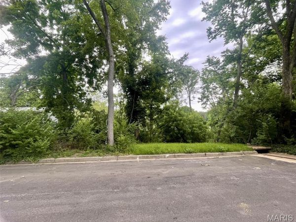 1048 DIVERSEY Drive , St Louis, MO 63126