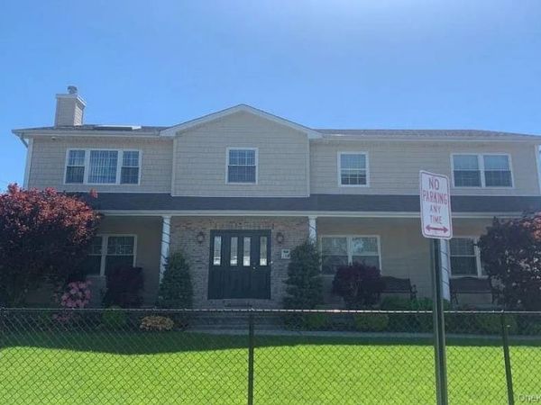 154 Woodward Parkway , Farmingdale, NY 11735
