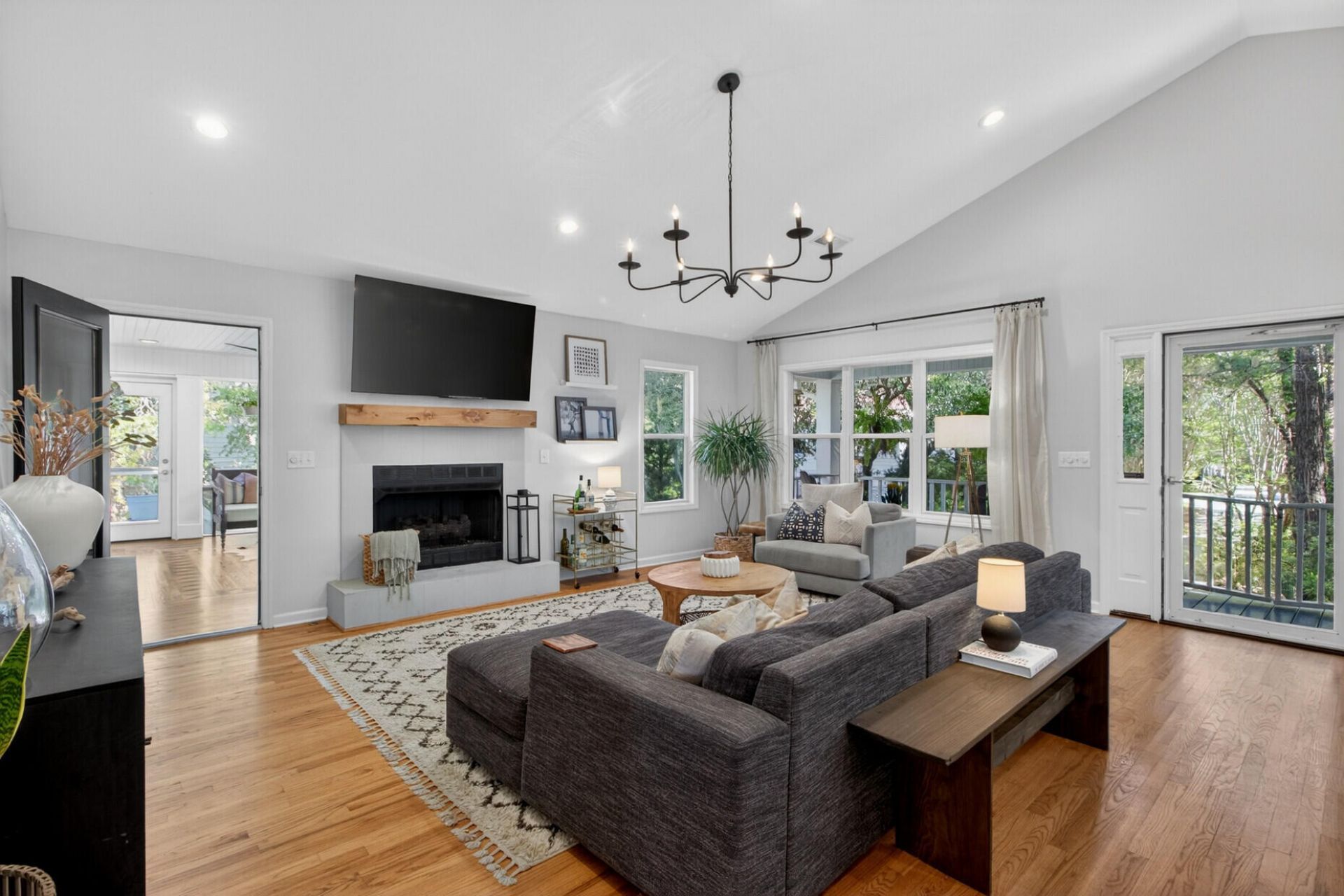 1526 Regimental Lane Photo 11