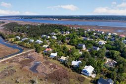 1526 Regimental Lane photo 4