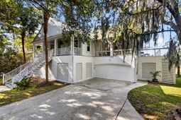 1526 Regimental Lane photo 4