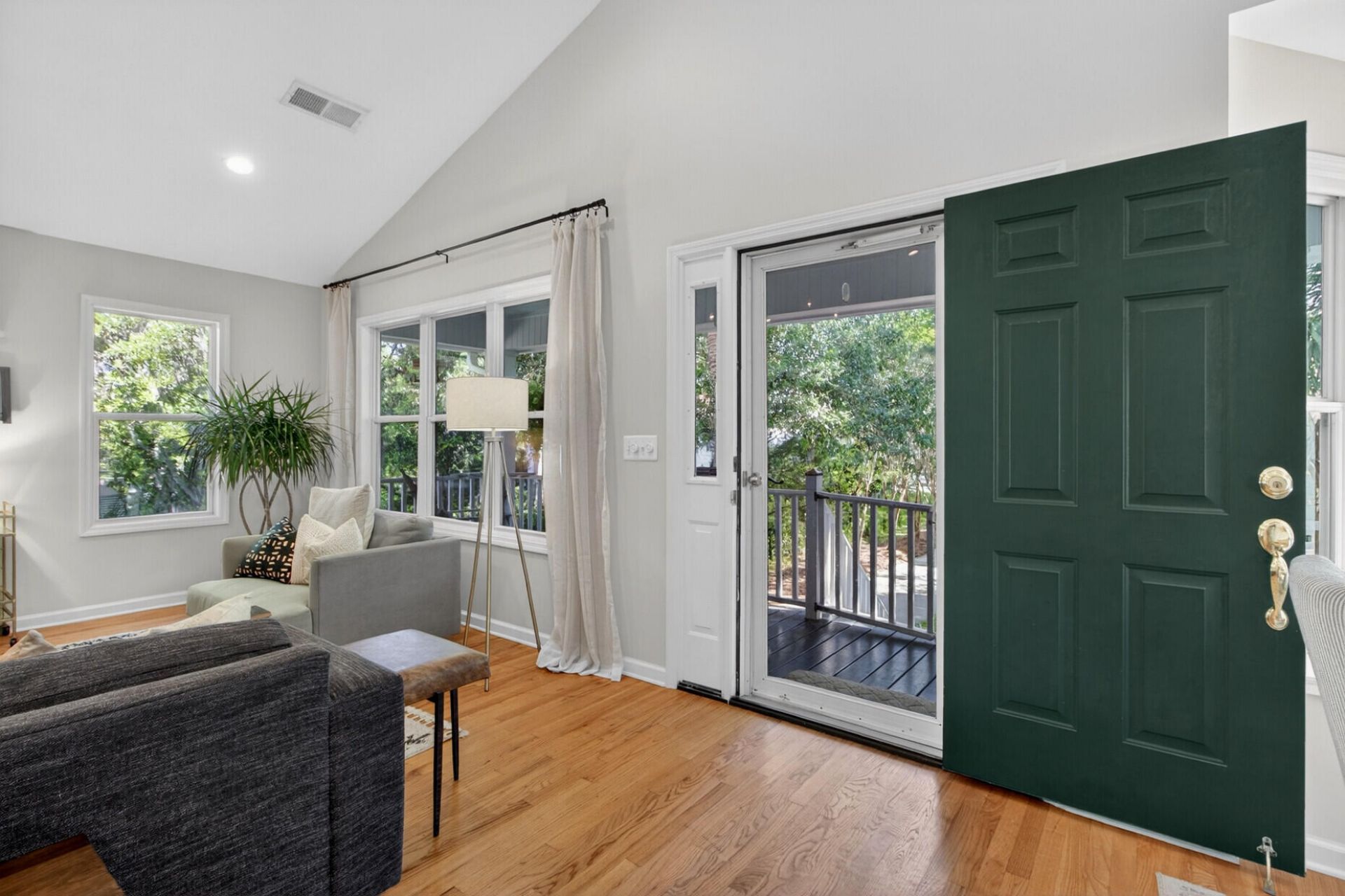 1526 Regimental Lane Photo 9