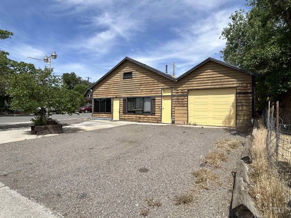 102 E 1st Ave, Glenns Ferry, ID 83623