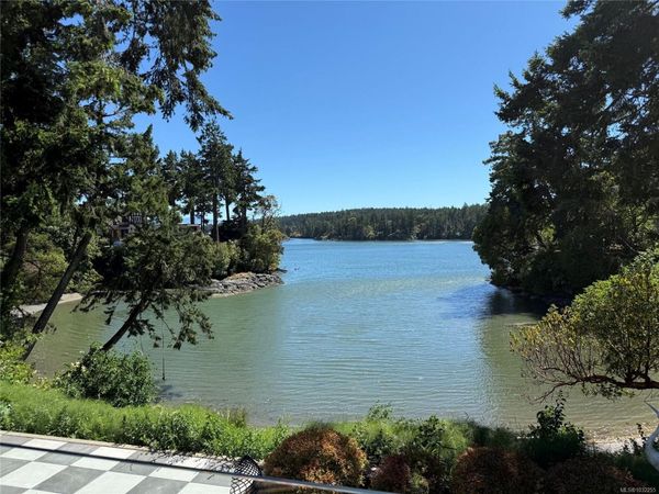 41 Tovey Cres, View Royal, BC V9B 1A4