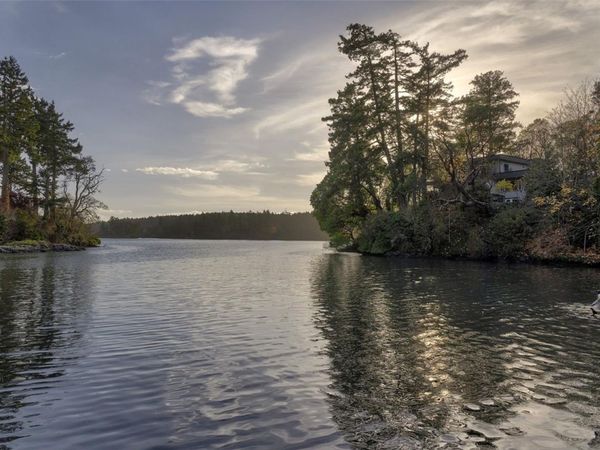 41 Tovey Cres, View Royal, BC V9B 1A4