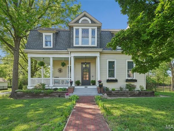 33 S Laclede Station Road , Webster Groves, MO 63119