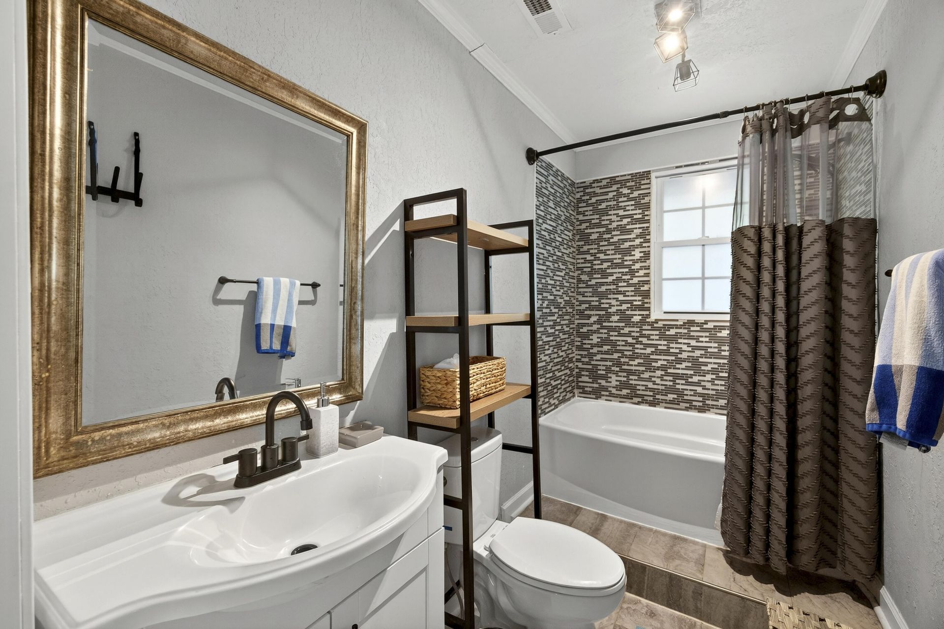 4317 Davison Road Photo 8