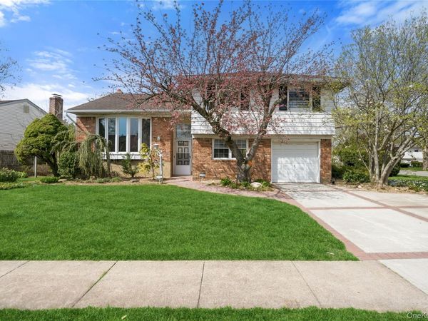 2 Starfire Lane, Williston Park, NY 11596