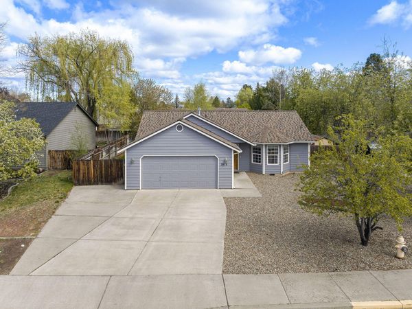 2813 SW Volcano, Redmond, OR 97756