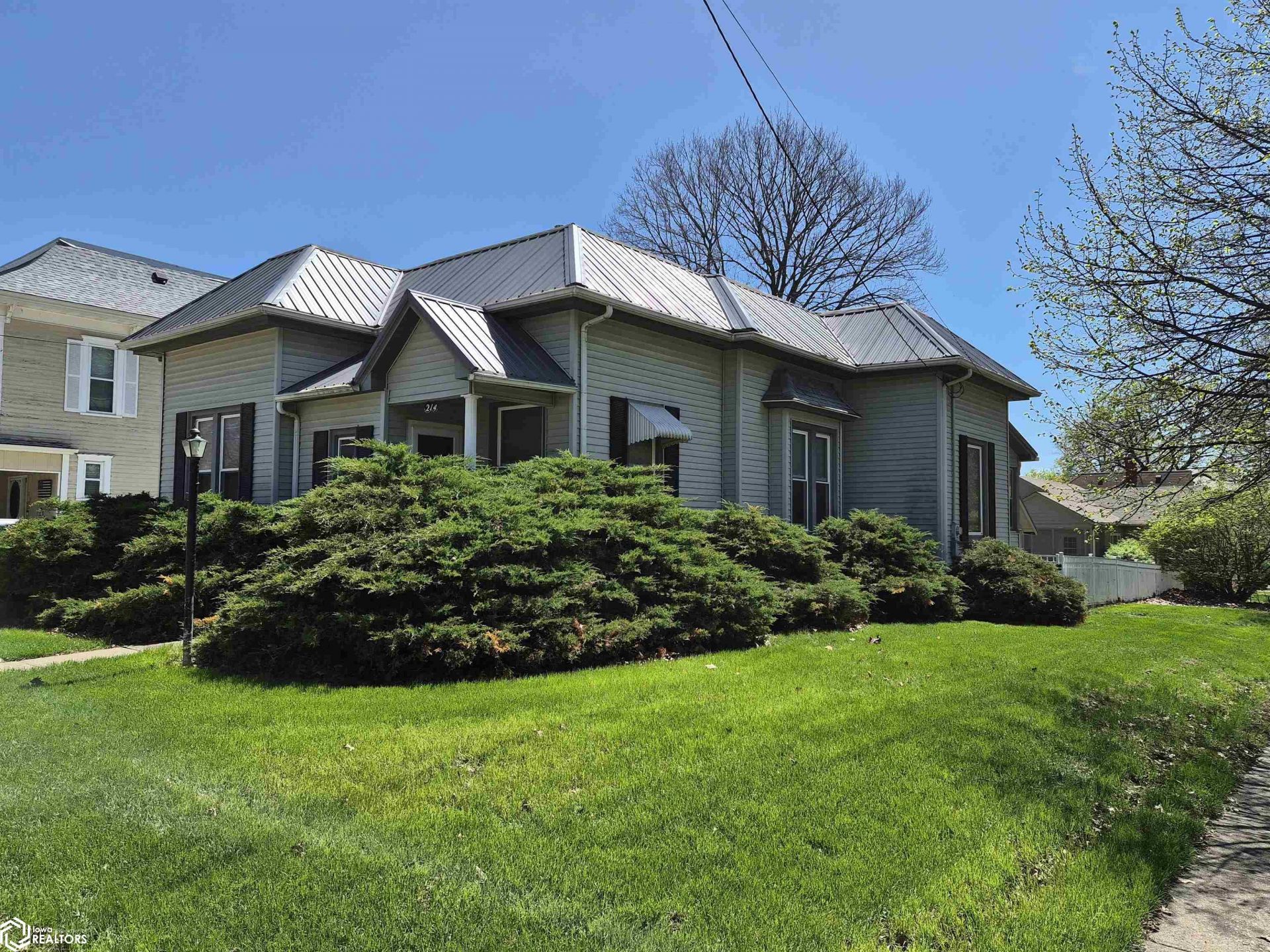 214 College Avenue, Oskaloosa, IA 52577 Main Photo