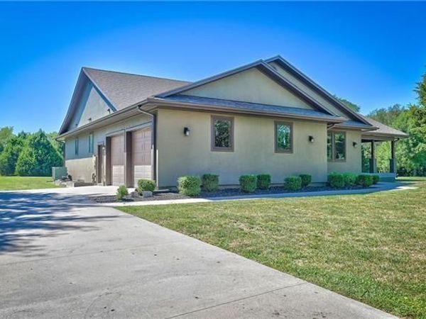 30725 Explorers Trail, De Soto, KS 66018