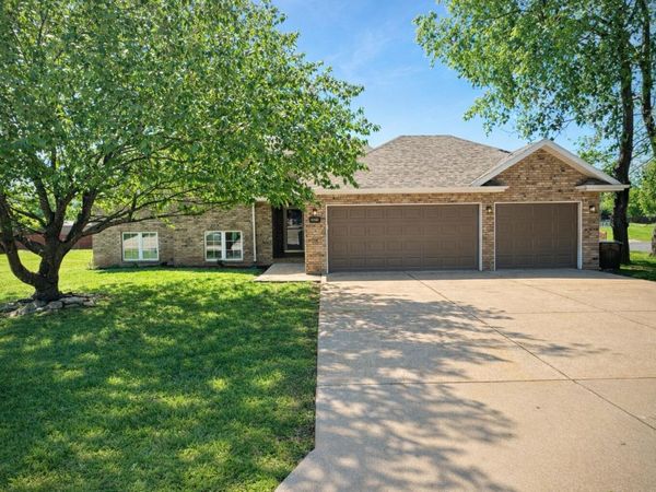 2401 S April Avenue, Springfield, MO 65807