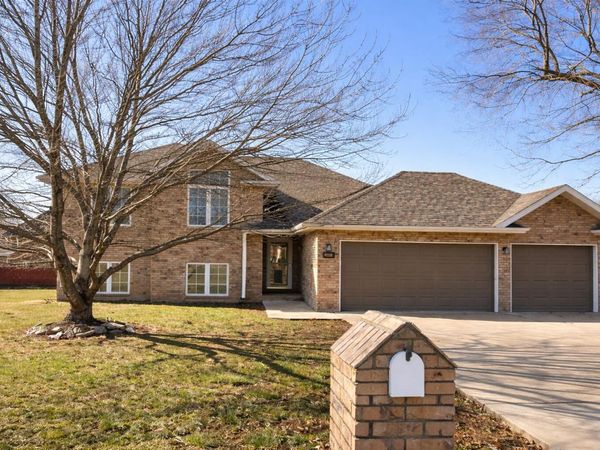 2401 S April Avenue, Springfield, MO 65807