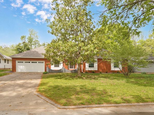 1919 E Meadow Drive , Springfield, MO 65804