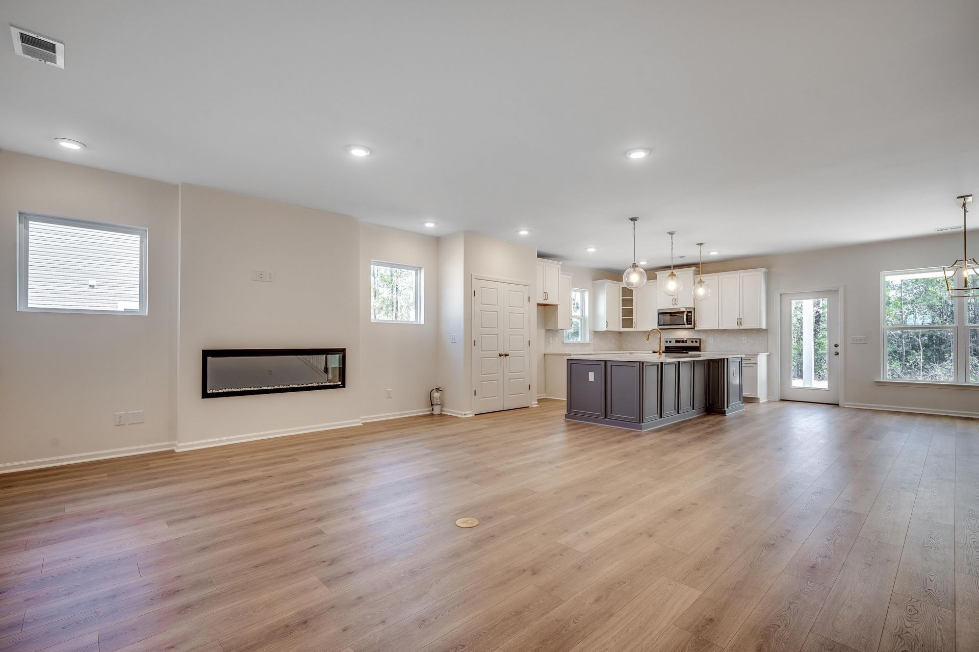 3061 Claredon St Photo 9