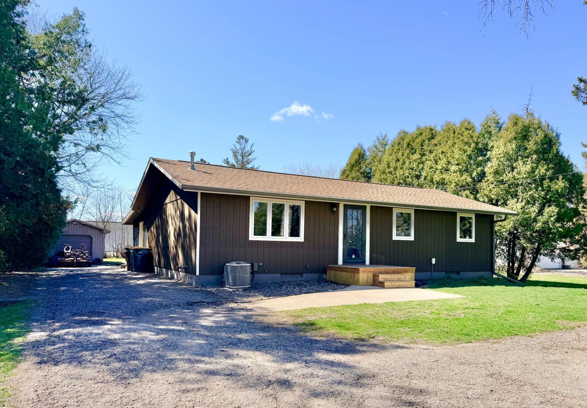 102 Rotterdam Avenue , Hollandale, MN 56045