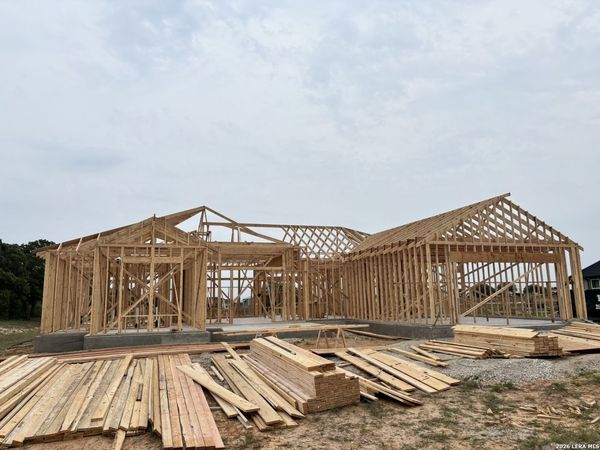 155 Pradera Ridge Drive, Floresville, TX 78114