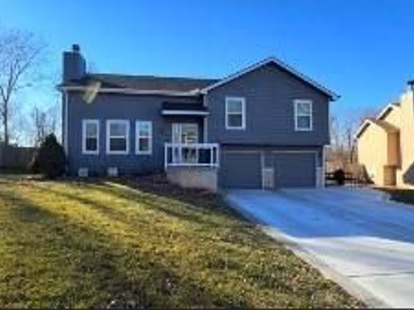 15588 Crestwood Drive, Basehor, KS 66007