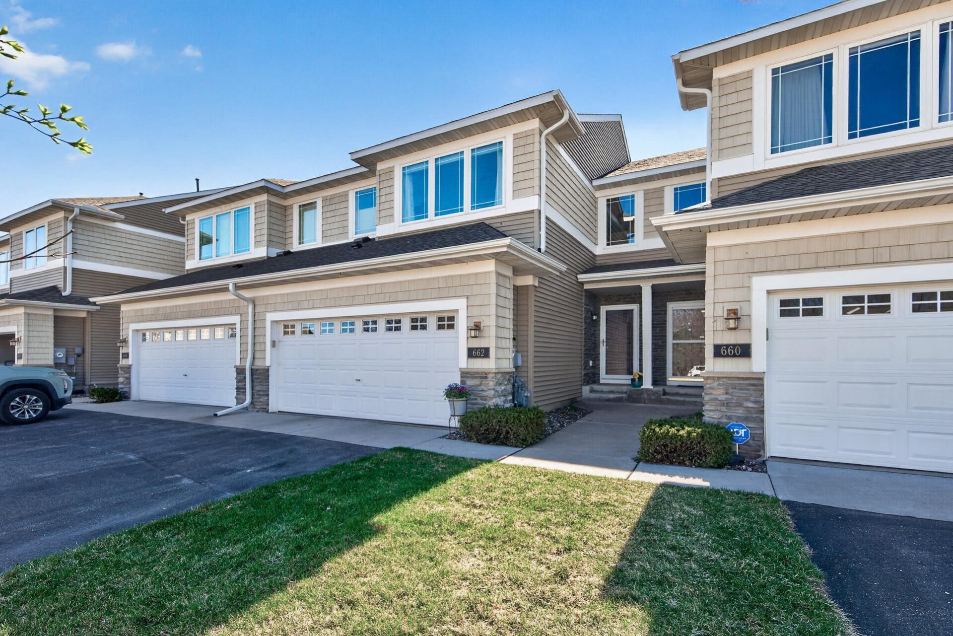 662 Sutherland Drive , Woodbury, MN 55129