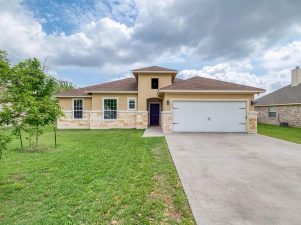 902 Fannin ST , Lockhart, TX 78644