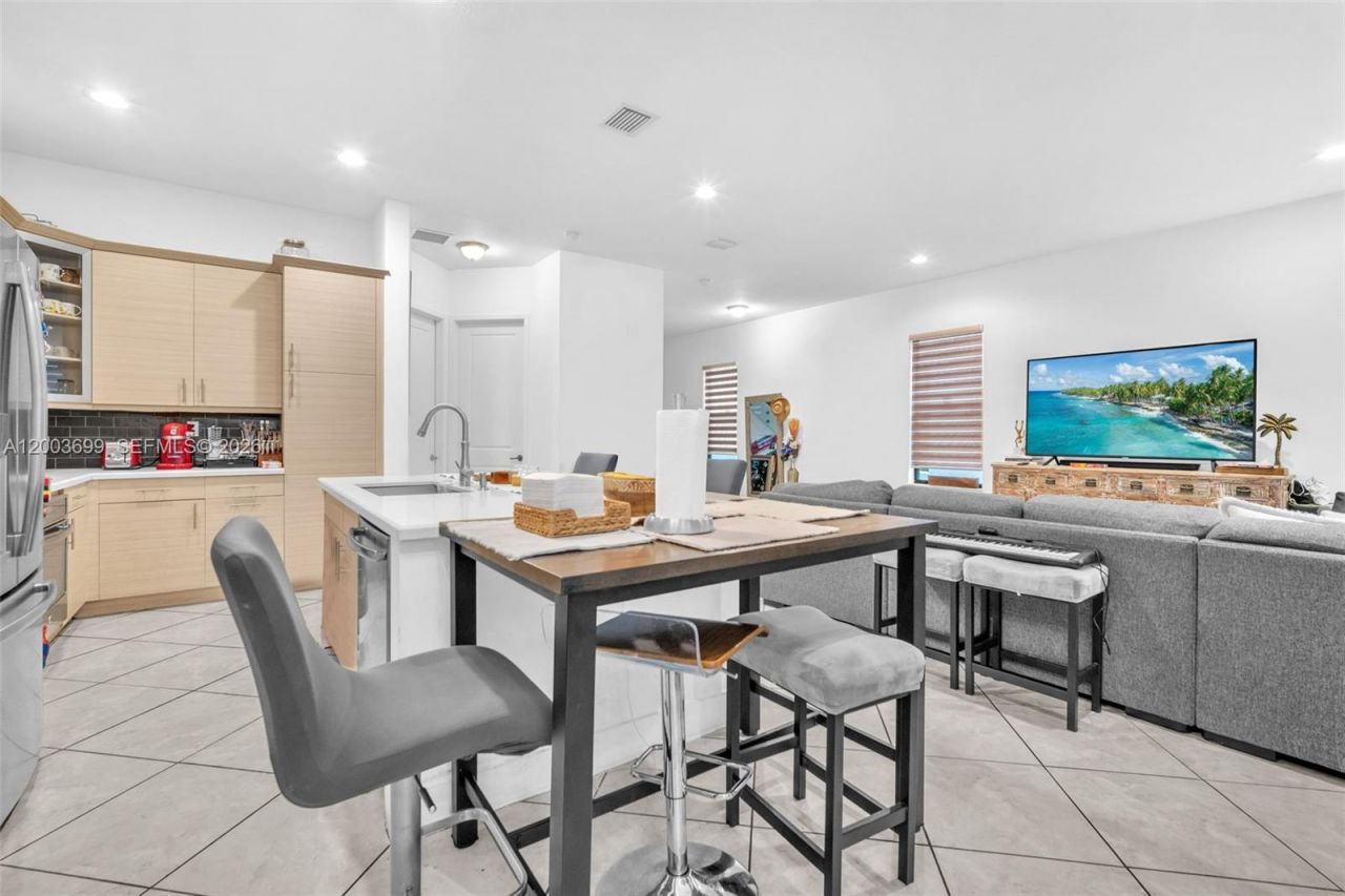 3575 W 97th St, Hialeah, FL 33018 Photo