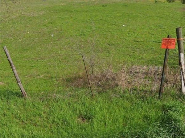 13675 Shaw Road , Rogers, TX 76569