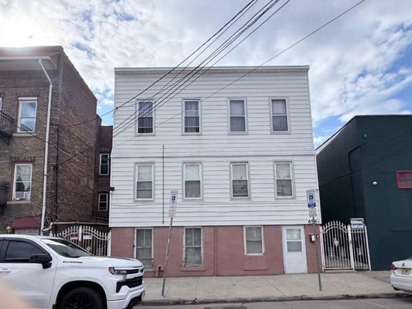 656 N 5th Street, NEWARK, NJ 07107
