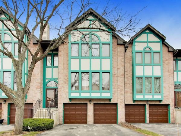 943 W Essex Place , Arlington Heights, IL 60004