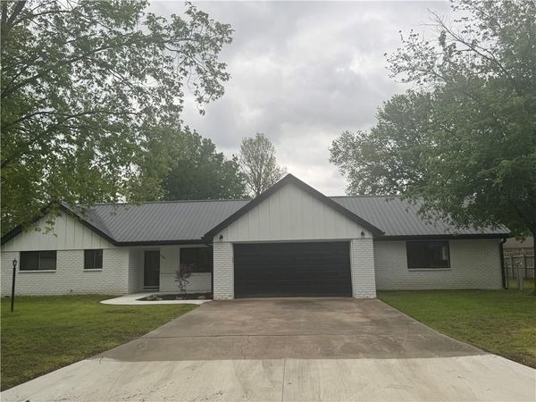 1120 30th Drive, Parsons, KS 67357