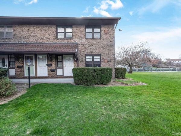 140 Mariners Way , Copiague, NY 11726