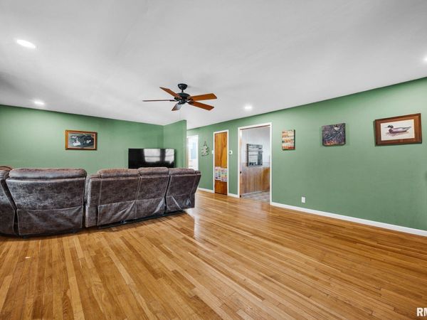 22588 N Creek Road, Canton, IL 61520