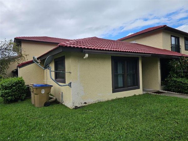 569 HUNTER CIRCLE , KISSIMMEE, FL 34758