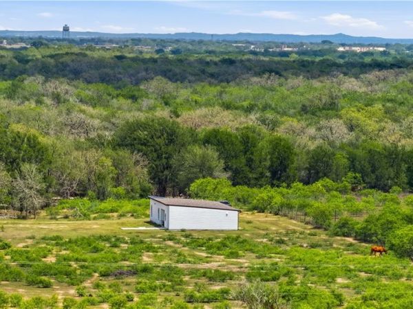 950 Highsmith Road , Luling, TX 78648