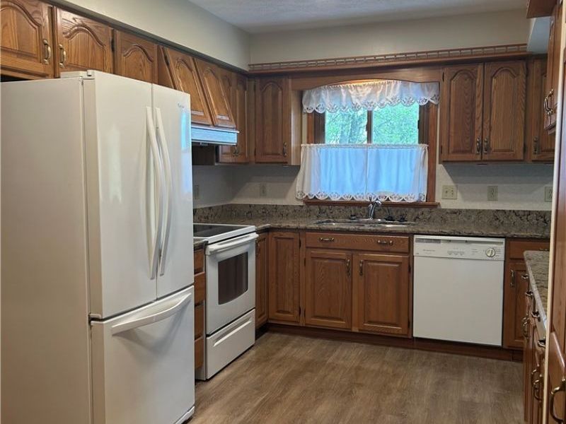 879 Valleyview Drive, Bellevue, OH 44811 Photo 3