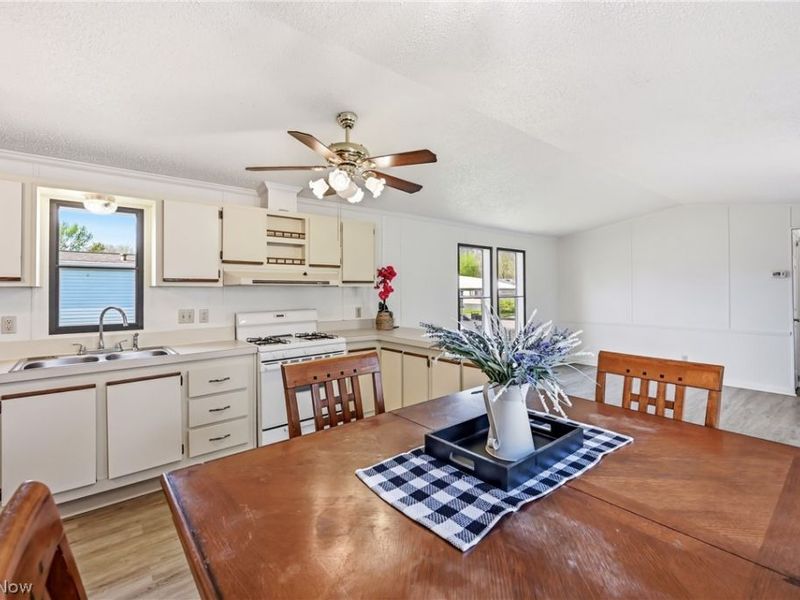 605 Sugar Pines Drive SW, Warren, OH 44481 Photo 7