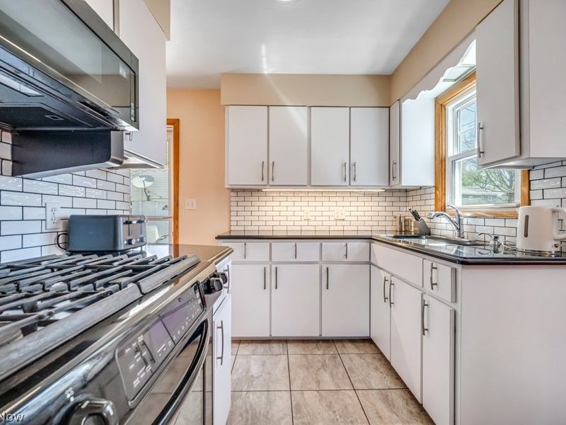 324 W State Street, Barberton, OH 44203 Photo 3