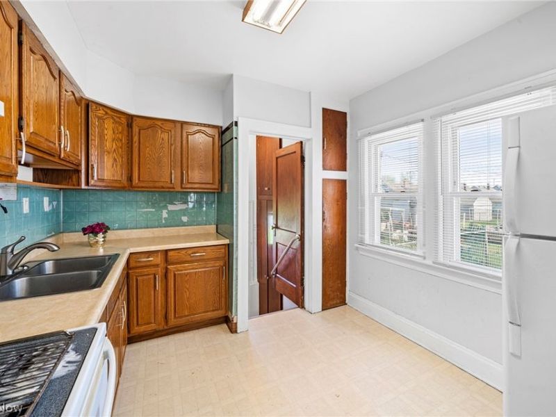 7610 Traymore Avenue , Brooklyn, OH 44144 Photo 12