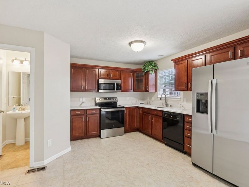 4636 Fields Way , Lorain, OH 44053 Photo 4