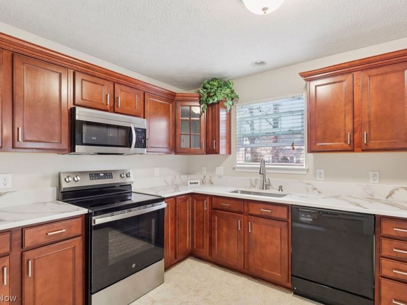 4636 Fields Way , Lorain, OH 44053 Photo 5