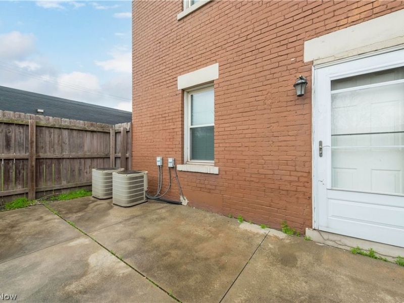 751 Starkweather, Cleveland, OH 44113 Photo 21