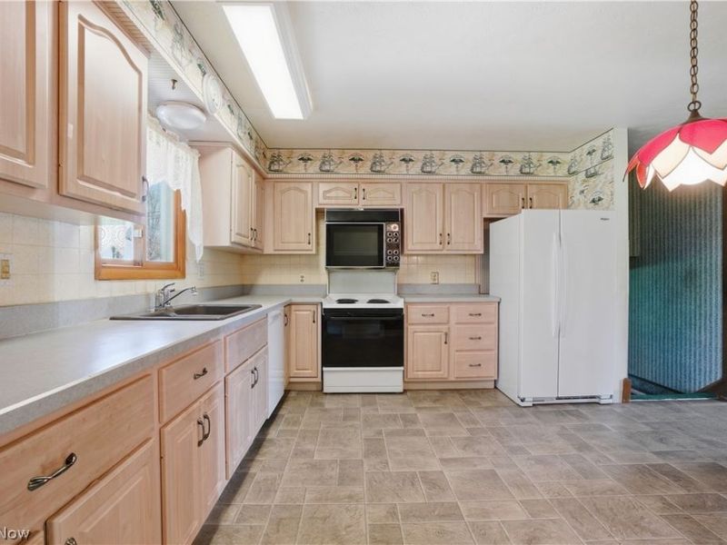 26670 FAIRFAX Lane , North Olmsted, OH 44070 Photo 3