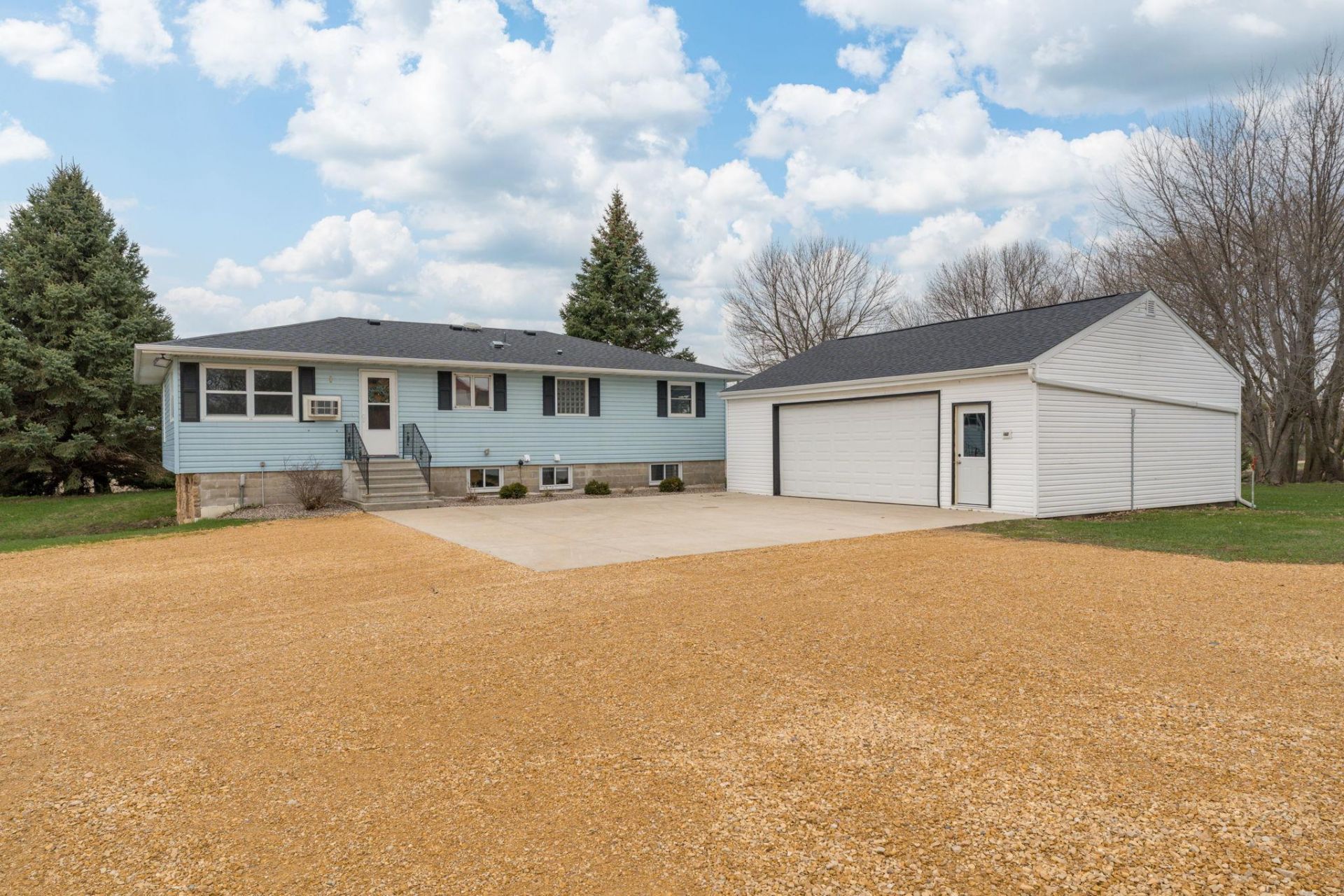 235 390th Avenue , Janesville, MN 56048