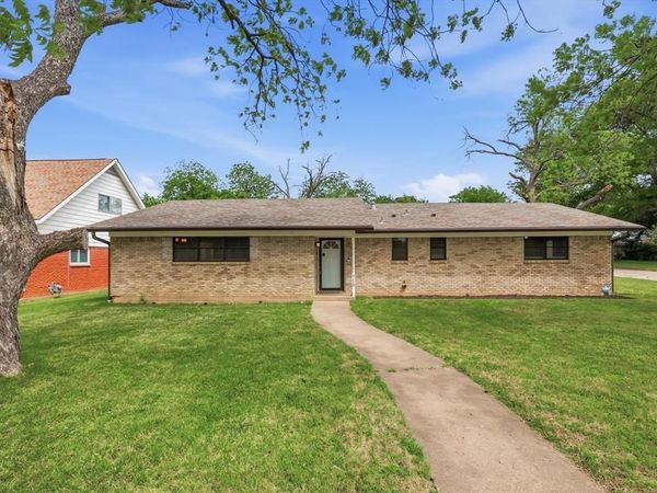 713 Waggoner Drive , Arlington, TX 76013