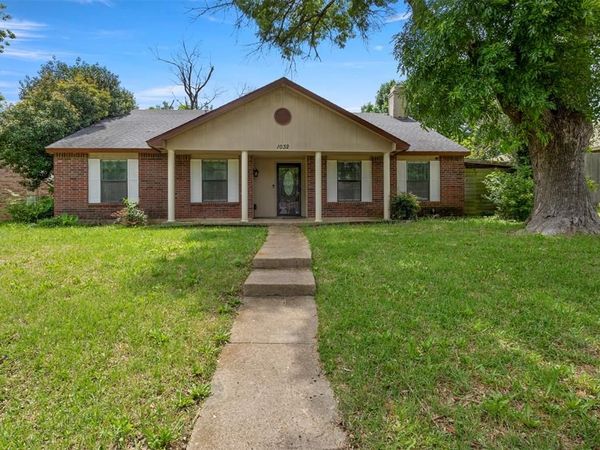 1032 Twin Falls Drive , DeSoto, TX 75115