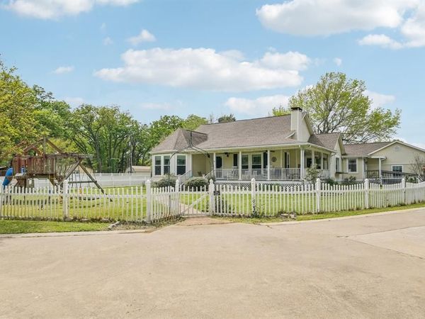 858 County Road 3101 , Greenville, TX 75402