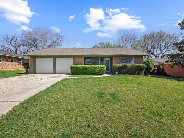 1306 Hillside Drive , Gainesville, TX 76240