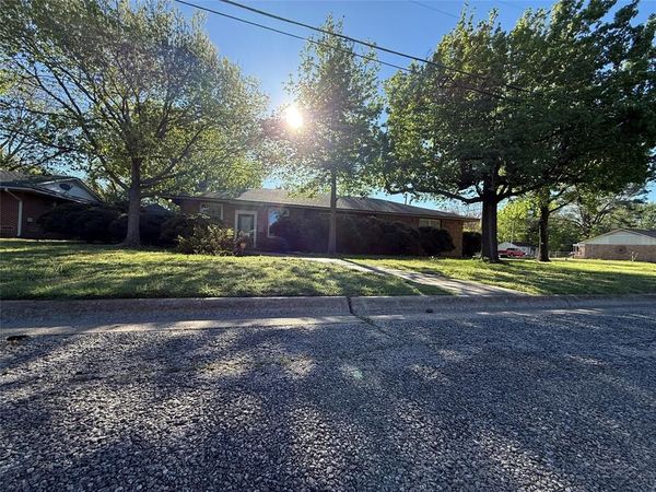 2200 Agnew Street , Bonham, TX 75418